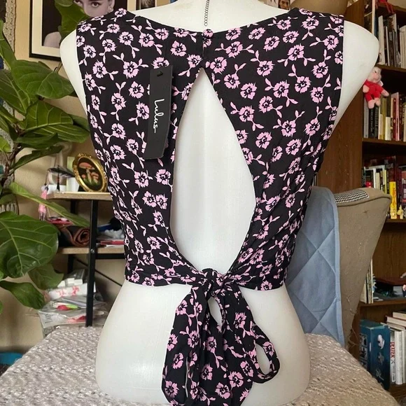 Chic BNWT Lulus Black and Pink Floral Crop Top - Picture 2 of 5
